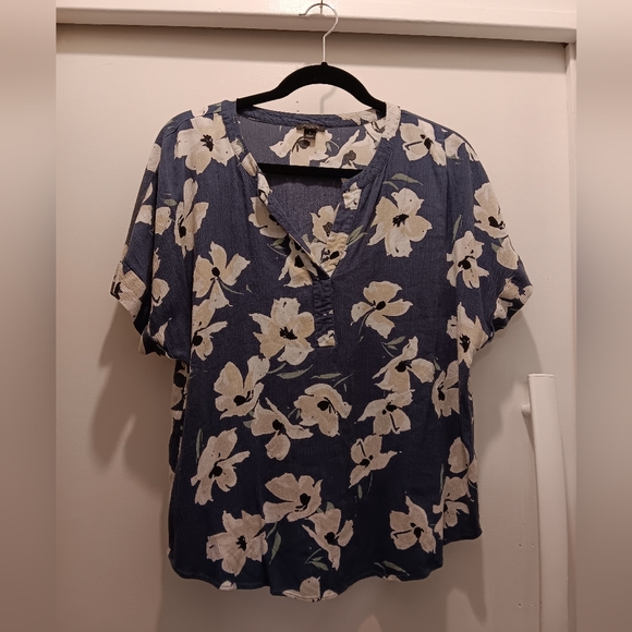 ☮️ 5/$25 LAST CHANCE ☮️ Floral Blue Rayon Women's Short Sleeve Top - Picture 1 of 5